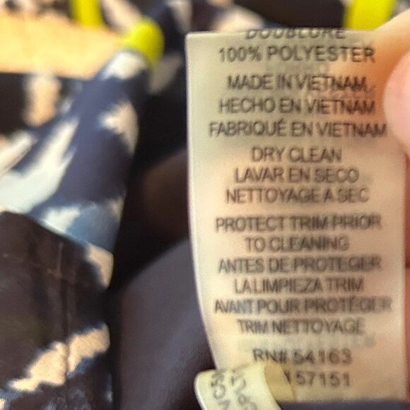 Vince Camuto keyhole geometric print shift dress blue/white/neon yellow-green - Picture 9 of 14